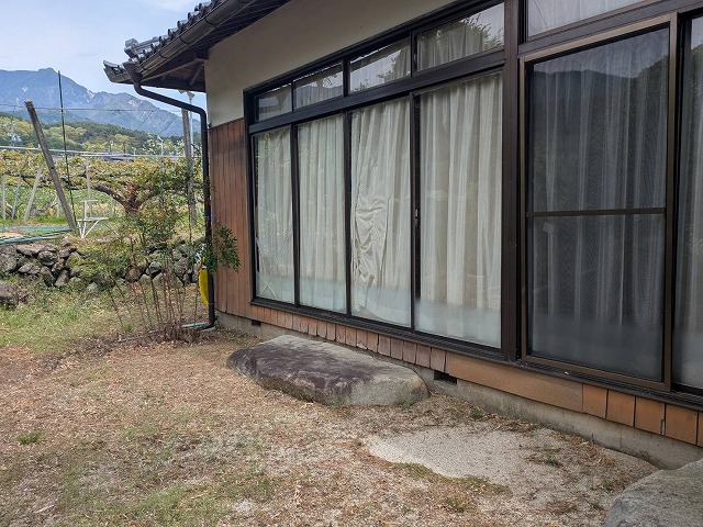 正面の色あせた木製外壁